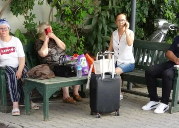 Kimi valizini kimi bebeğini alıp sokağa koştu