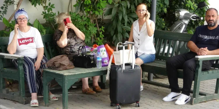 Kimi valizini kimi bebeğini alıp sokağa koştu
