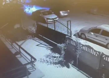 Otomobille 2 kişiyi ezdi ve kaçtı