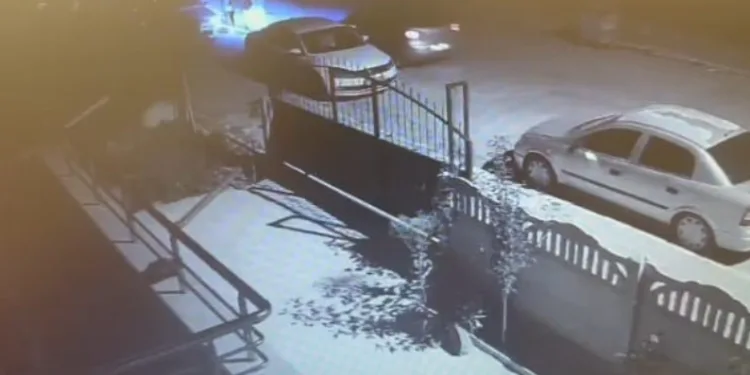Otomobille 2 kişiyi ezdi ve kaçtı