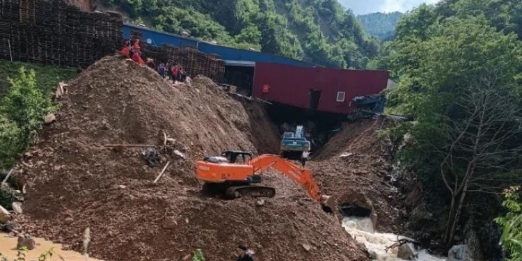 Göçük altında kalan şahsı arama çalışmaları devam ediyor