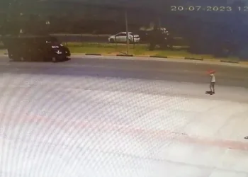 Omuzlarında yangın tüpleriyle yol beklediler