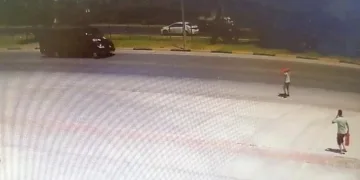 Omuzlarında yangın tüpleriyle yol beklediler