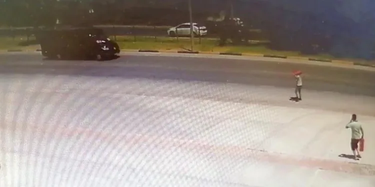 Omuzlarında yangın tüpleriyle yol beklediler