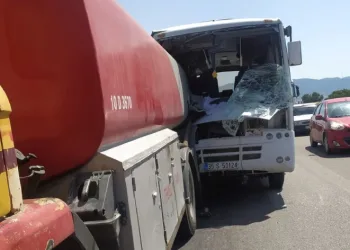 Maden işçilerini taşıyan servis kaza yaptı