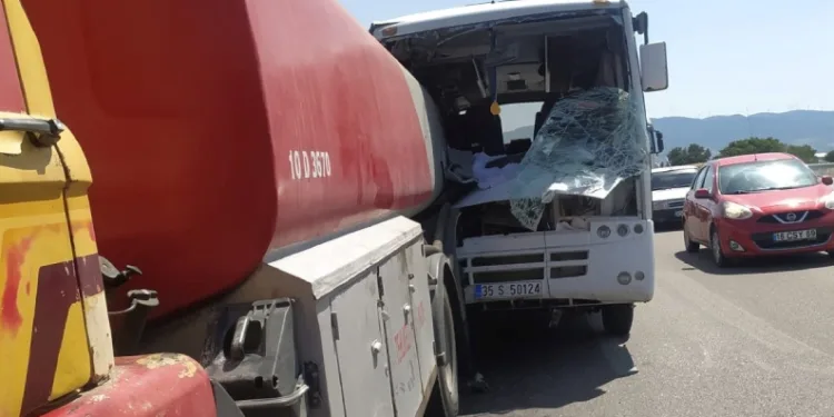 Maden işçilerini taşıyan servis kaza yaptı