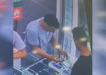 İncelediği telefonu alıp kaçtı