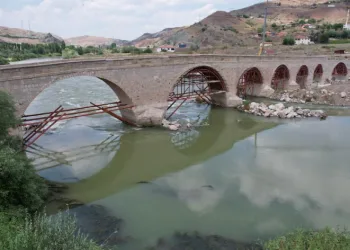 Taş köprü restore ediliyor