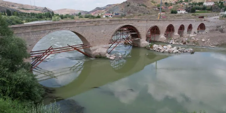 Taş köprü restore ediliyor