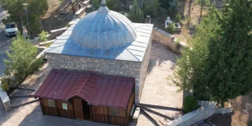800 yıllık türbe ziyaretçilerini bekliyor