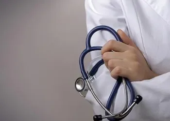 Polis doktora silah çekti