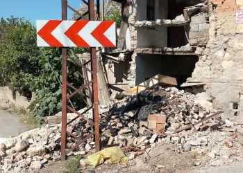 Depremin yıktığı duvar