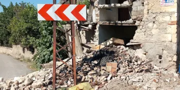 Depremin yıktığı duvar