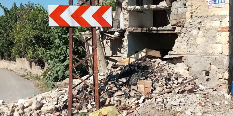 Depremin yıktığı duvar