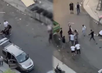 Sopayla bayıltıp yerde tekmeledi