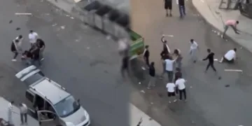 Sopayla bayıltıp yerde tekmeledi