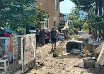 Sular çekildi, evlerde temizlik başladı