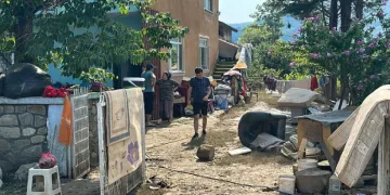 Sular çekildi, evlerde temizlik başladı
