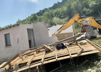 3 kaçak yapı yıkıldı