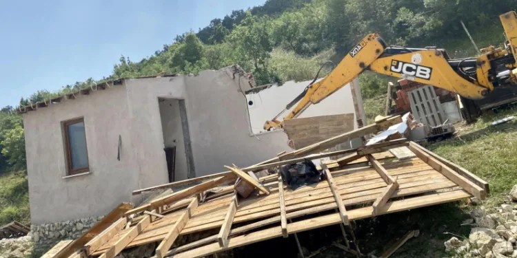 3 kaçak yapı yıkıldı