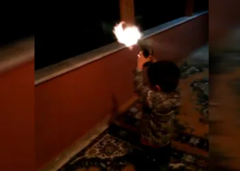4 yaşındaki çocuğun eline silah verdi