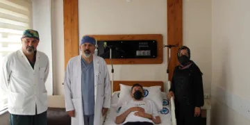 Oğluna böbreğini bağışladı