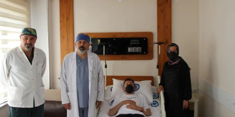 Oğluna böbreğini bağışladı