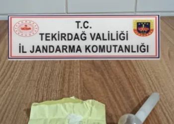2 şüphelinin üzerinden uyuşturucu çıktı