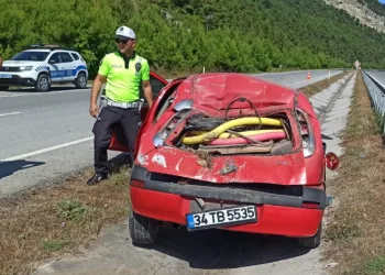 Otomobil bariyere çarptı