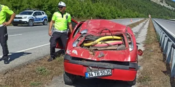 Otomobil bariyere çarptı