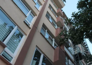4’ncü kattan aşağı düştü