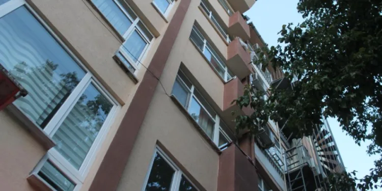 4’ncü kattan aşağı düştü