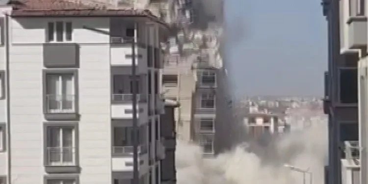 Bina böyle yerle bir oldu