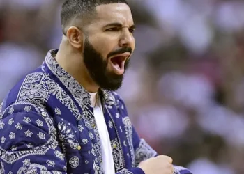 Telefon Drake’e çarptı