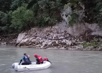 Boruları tamir etmeye giderken akıntıda kayboldu