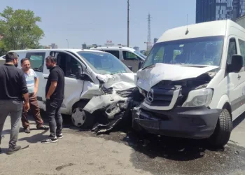 İki araç kafa kafaya çarpıştı