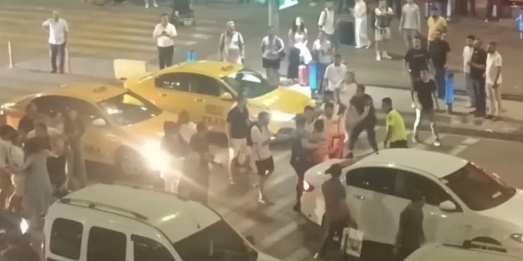Havalimanı’nda yol verme kavgası