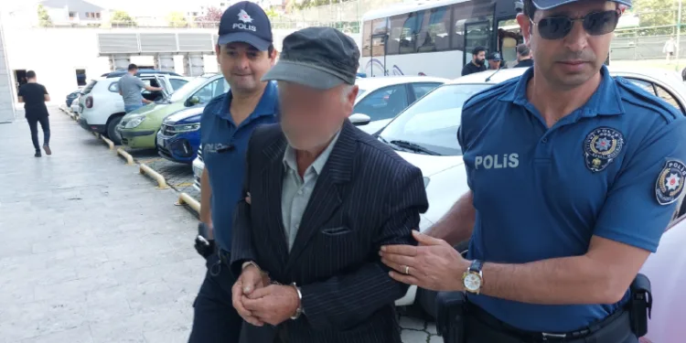 81 yaşındaki şahıs, 2 komşusunu bıçakla yaraladı