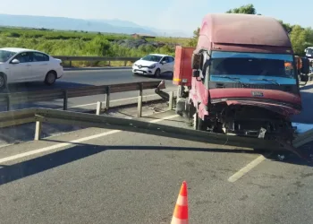 Tır refüje çarpıp, karşı şeride geçti