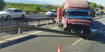 Tır refüje çarpıp, karşı şeride geçti