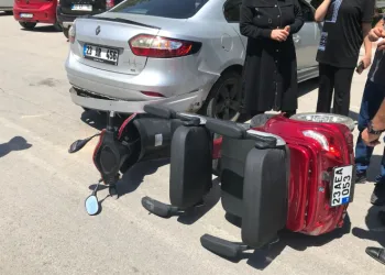 Elektrikli motosiklet otomobille çarpıştı