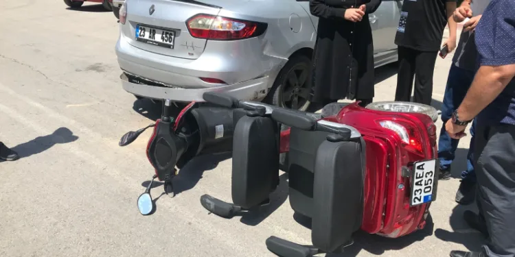 Elektrikli motosiklet otomobille çarpıştı