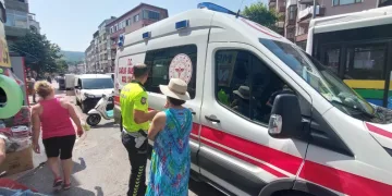 Yayalara yol verirken kaza yaptı