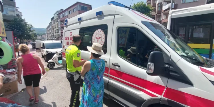 Yayalara yol verirken kaza yaptı