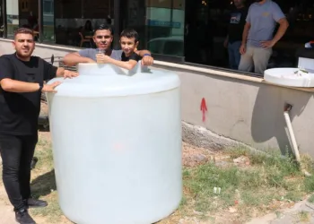2 tonluk buzlu varilde serinlediler