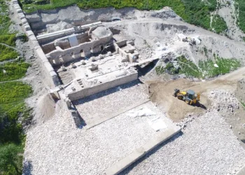 Ahşap köprü ile ulaşılacak