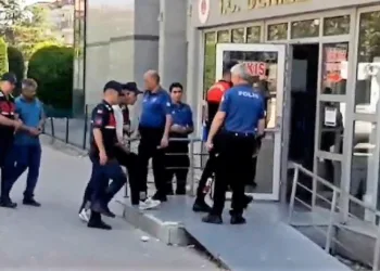 Biri gözetledi, diğeri çaldı