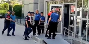 Biri gözetledi, diğeri çaldı