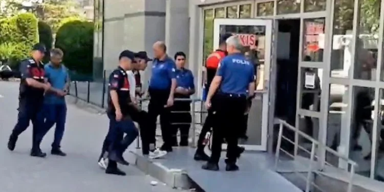Biri gözetledi, diğeri çaldı