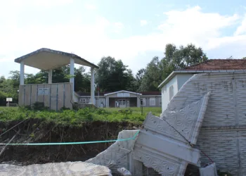 İstinat duvarı sel sularına dayanamadı